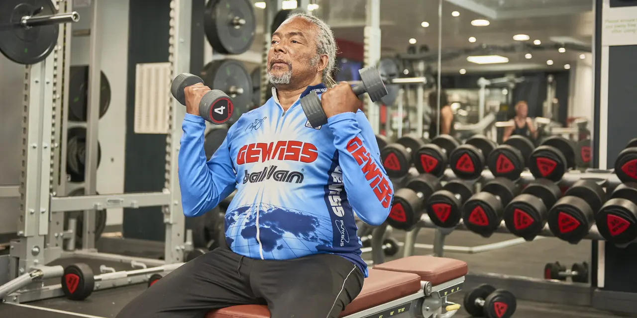 Lifting weights in the gym